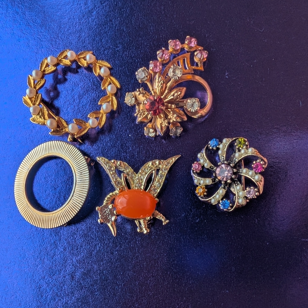 Vintage Brooch Set